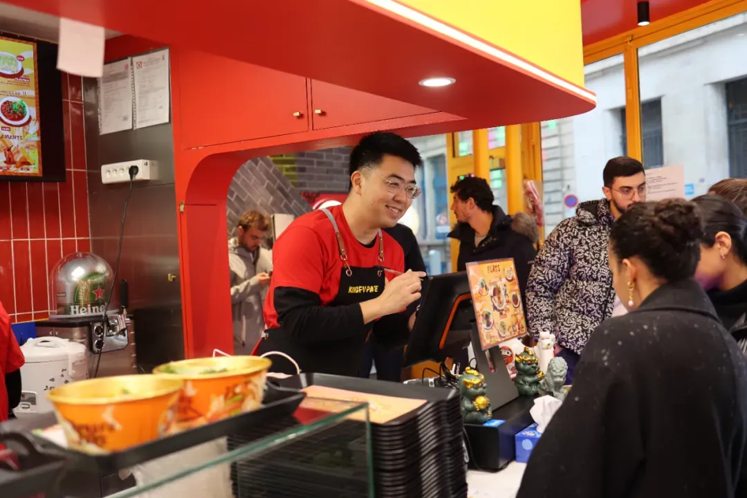 小郭郭在面馆里的日常工作:点餐,给客人推荐,问客人反馈。(图/由受访者提供)