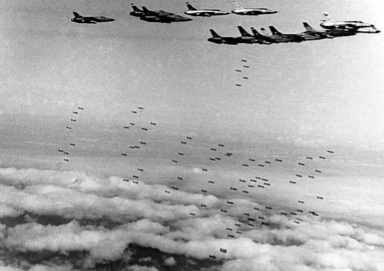 越南战争期间，美军经常采用地毯式轰炸机，试图让北越政府屈服。