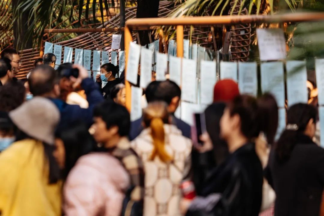 △成都,人山人海的人民公园相亲角。(图/视觉中国)