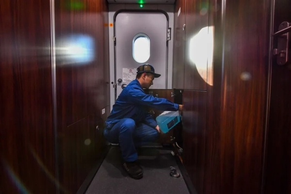 原来高铁也要加玻璃水 首尾两个车头都要加 一次6桶