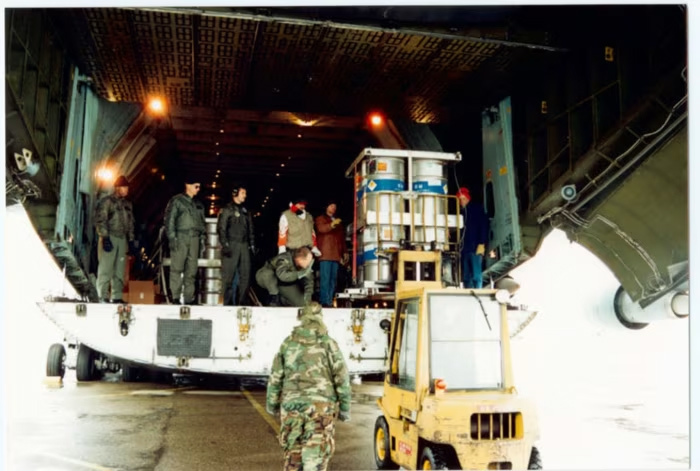 1994年,一个装有铀的桶被装载上一架美国运输机。