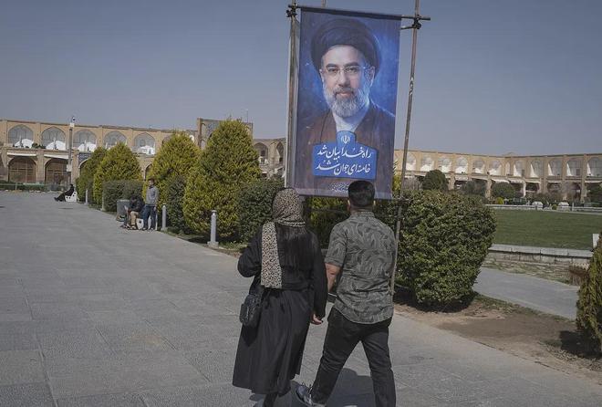 死亡威胁中，受伤的伊朗最高领袖“亮相”了