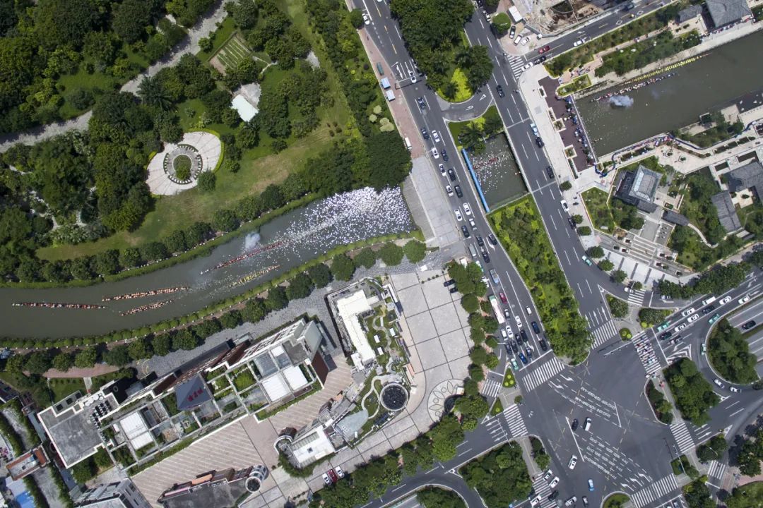 △猎德龙舟吸引了不少观众。（图/视觉中国）