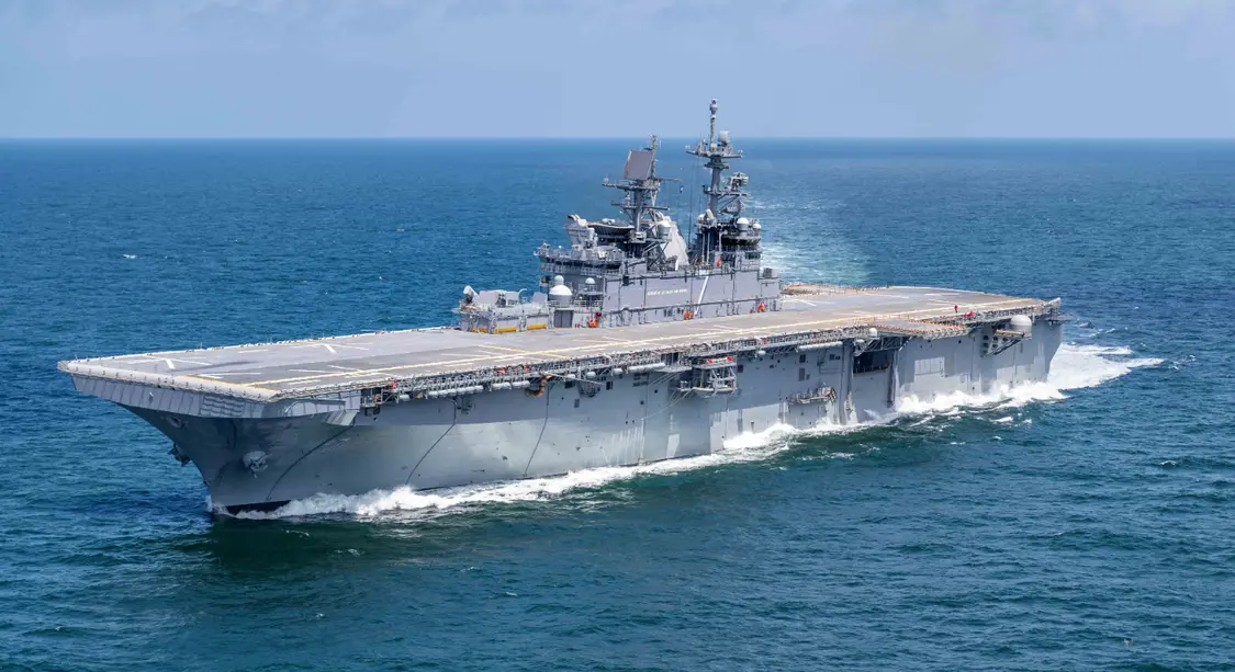 据《日本经济新闻》网站3月21日报道,以部署在长崎县佐世保美国海军基地的两栖攻击舰“的黎波里”号为旗舰的远征打击群预计将于未来几天进入伊朗近海的作战海域。