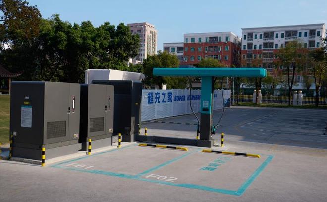 比亚迪发布第二代刀片电池及闪充技术 只用9分钟就能充饱