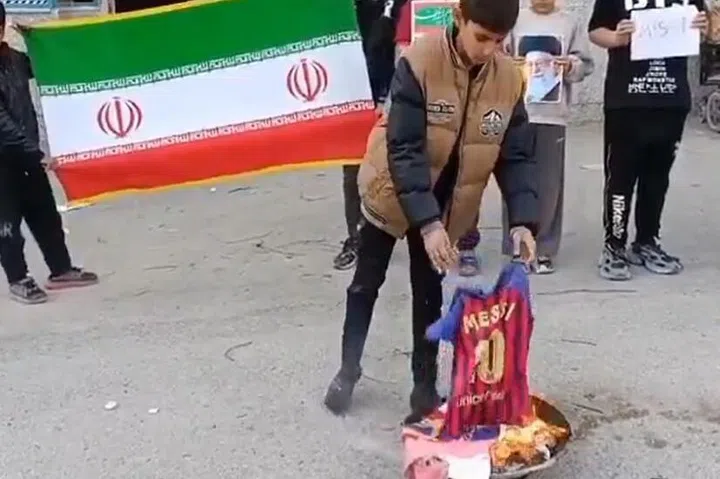 梅西遇特朗普通见引发争议 伊朗儿童愤怒烧毁球衣