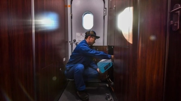 揭秘高铁的秘密：车头也需要补充玻璃水，每次六桶