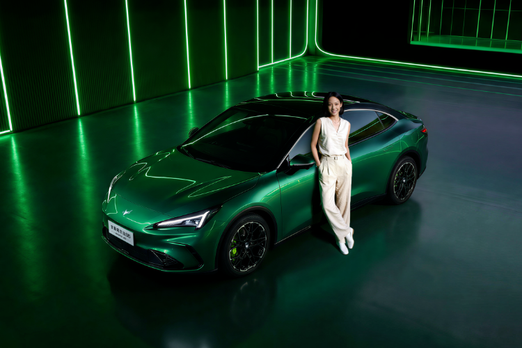 极狐全新阿尔法S5上市,标配宁德时代电池,补贴后9.98万元起售