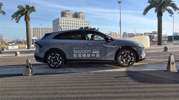 何小鹏直言中国自动驾驶挑战远超美国 毅然迎战特斯拉FSD