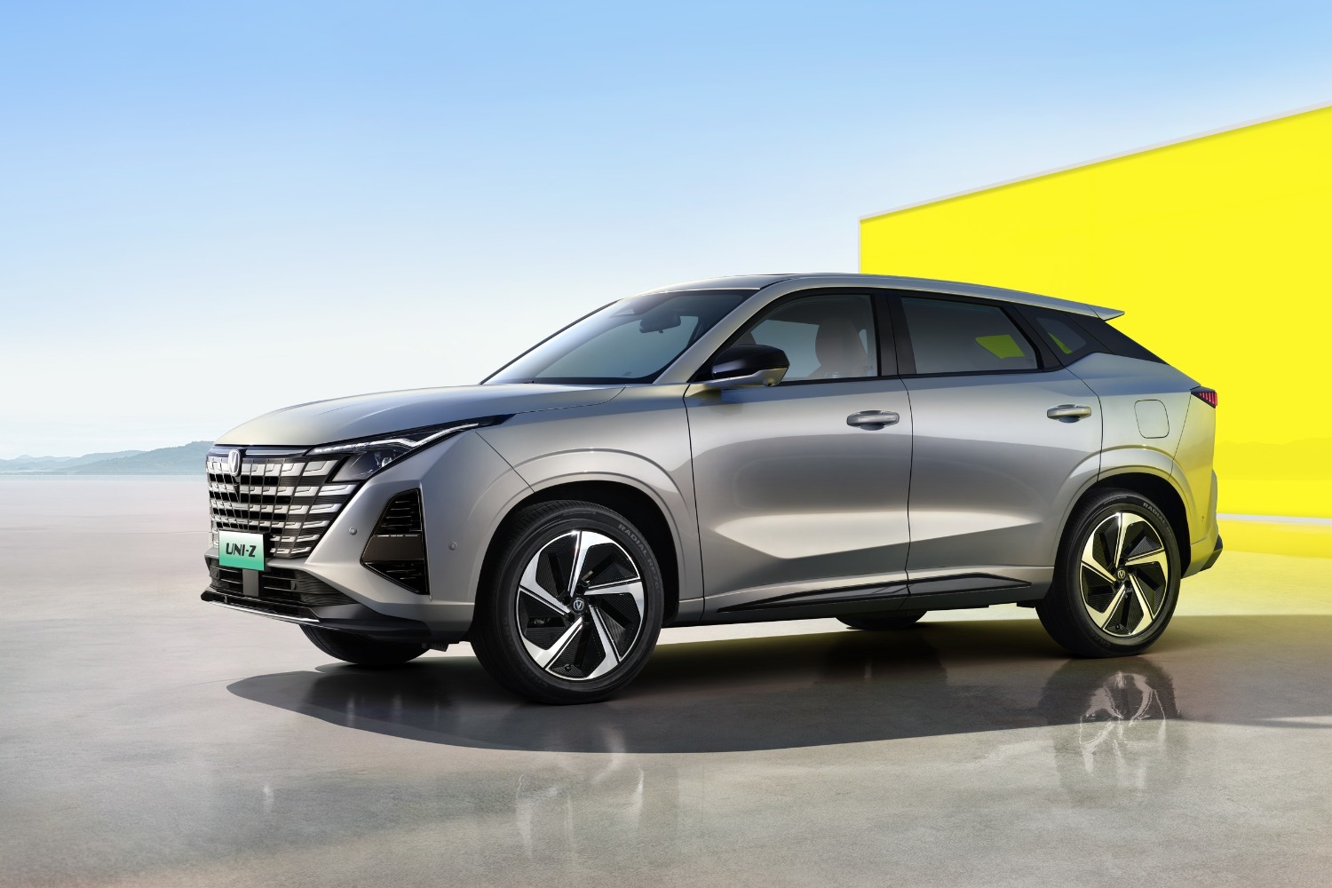 长安UNI-Z PHEV新品上市：搭载宁德时代电池，纯电续航达130公里，限时优惠至9.89万元起