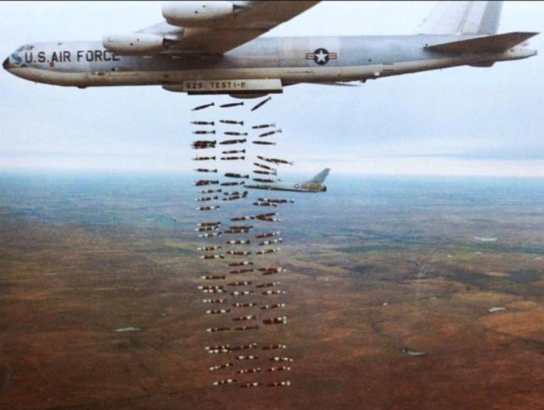 美国B-52轰炸机载弹量大，多次用于战略轰炸。