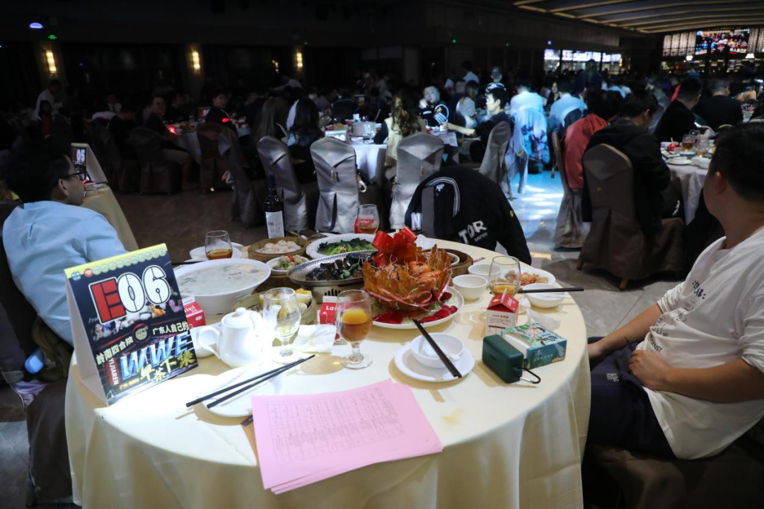 因为摔角比赛，酒楼内座无虚席