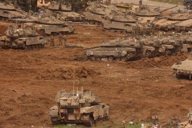 这是3月13日在以色列北部与黎巴嫩接壤的边境地区拍摄的以军集结部队