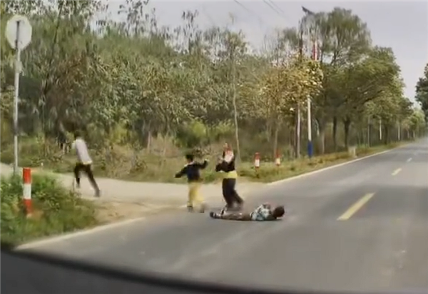 何小鹏回应4个小孩横躺马路:第二代VLA识别后减速 否则不堪设想
