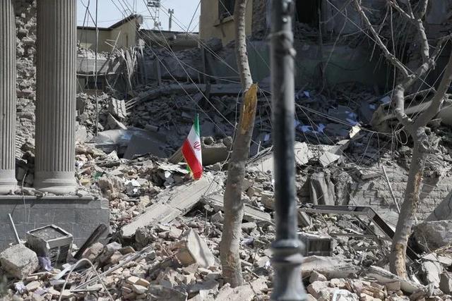 霍尔木兹海峡遇袭事件致7人伤亡，万名海员受困；伊朗表态不封锁海峡，却禁止涉以美船只过境；普京与伊朗领导人通话商讨应对措施