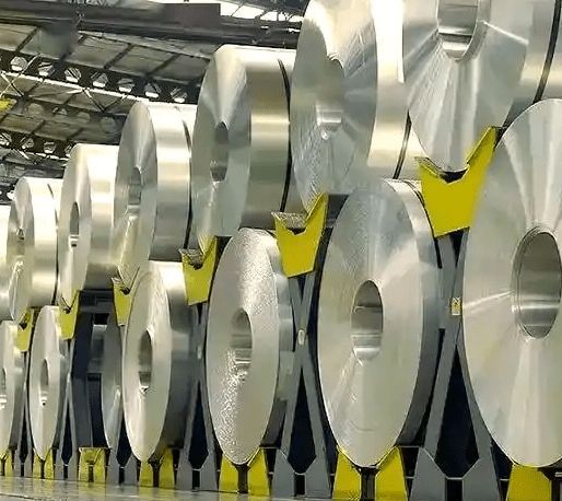 地缘“黑天鹅”起飞！伊朗空袭中东两大铝厂，全球近一成供应受冲击 有机构称若冲突持续，看涨铝价至每吨3万元