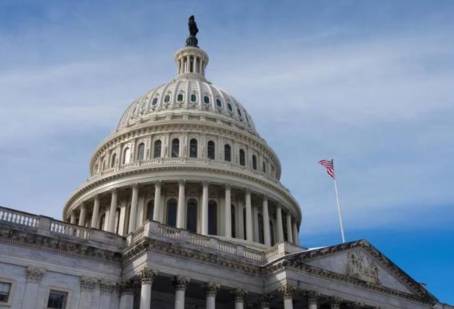 美国中期选举开战:民主党连胜,特朗普铁粉退场让“最保守”选区出现两党决选