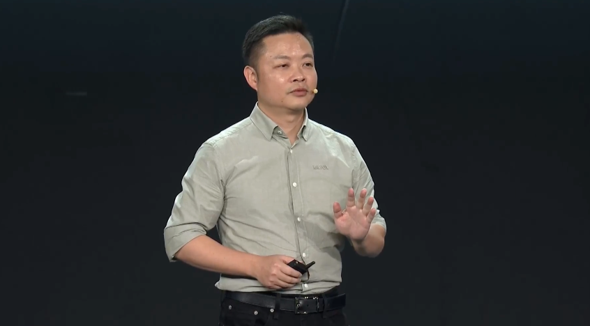 小鹏汽车何小鹏:年内海外收入超两成 目标年底人形机器人月产千台以上