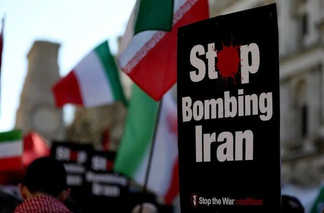 3月21日，人们在英国伦敦参加集会，抗议美国和以色列对伊朗发动军事打击。新华社记者 李颖 摄