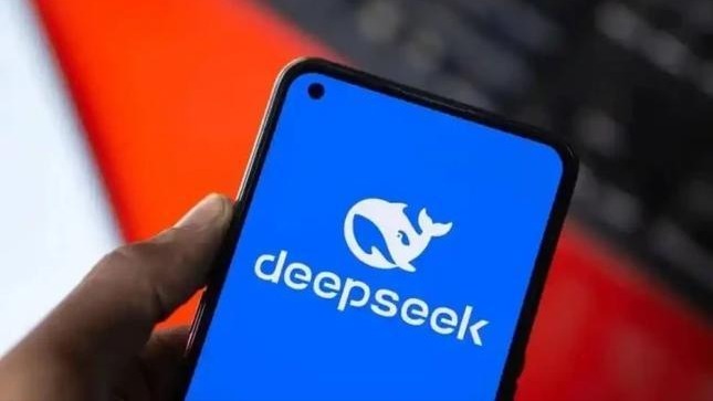 DeepSeek崩溃10小时,这是好事啊,梁文锋得为V4冲击波做好准备