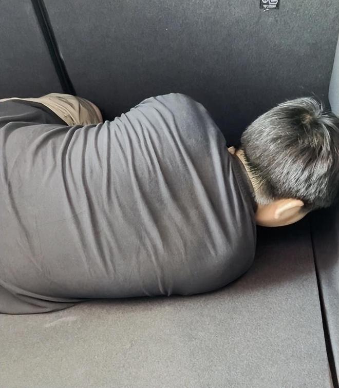 男童遭生父强行后备厢安置,家长此前已同意