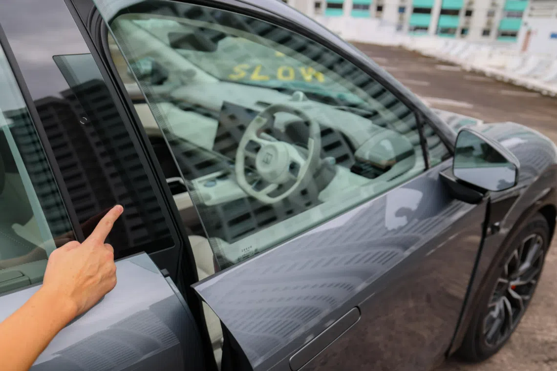 所有车门都通过车身上的按键开启。（龙国雄摄）