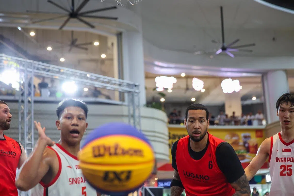 新加坡和卢加诺球员每球必争，比赛中多次有球员飞身救球，撞倒场边的广告牌。（白艳琳摄）