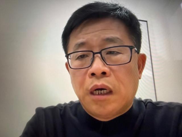 王海质疑黄天鹅鸡蛋颜色：真有问题还是无端猜测？冯斌回应：公司操作合规无误