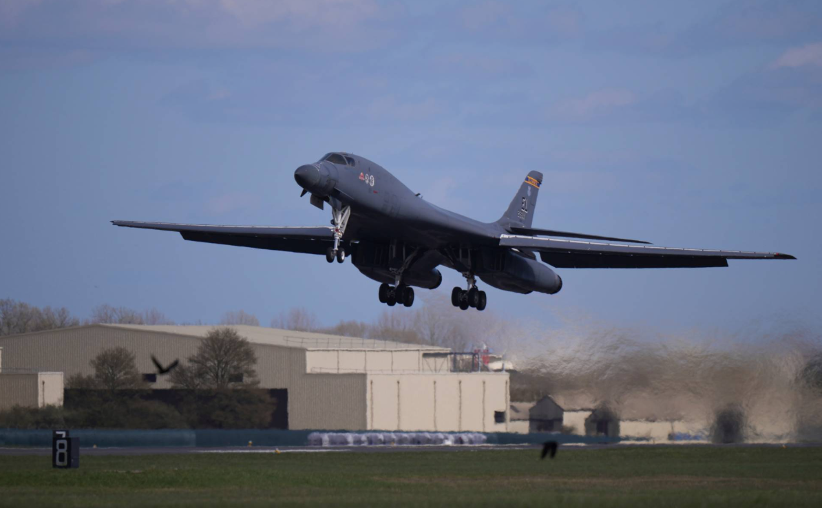 2026年3月26日,美国战略轰炸机B-1B“枪骑兵”从英国“费尔福德”基地起飞打击伊朗目标。