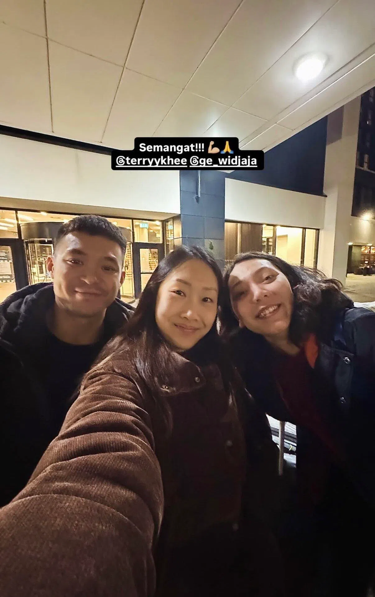 陈薇涵在赛前和丈夫许永凯及格洛丽亚合影，支持这对搭档的全英赛首秀。（取自陈薇涵Instagram）