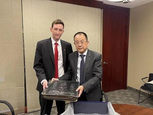 美国青年埃文·凯尔宣布永久定居天津，感受中国的家一般温暖；此前因捐赠侵华日军史料与中国结下不解之缘，并亮相央视春晚