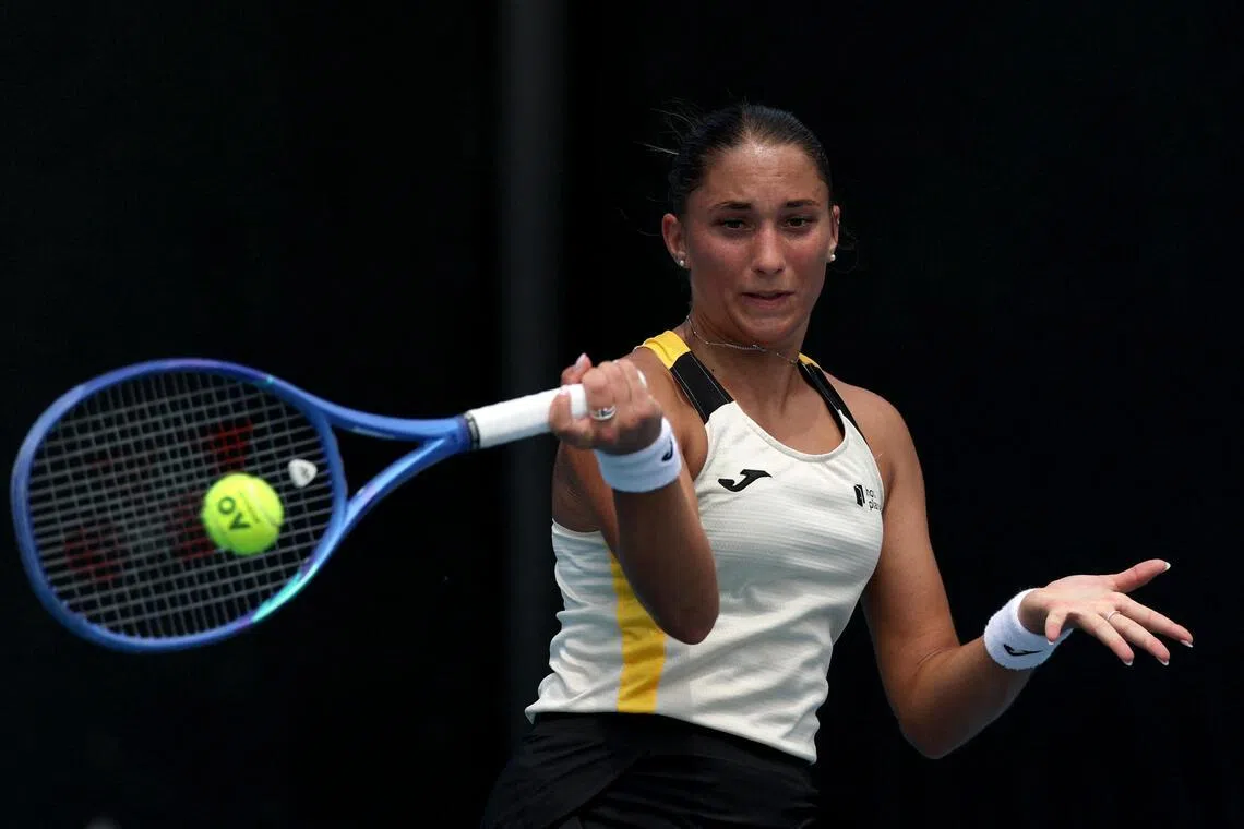 乌德沃尔迪排名世界第95位，是匈牙利网球女单中，世界排名第三高的球员。图为她在今年1月的澳网女单首轮赛中击球。（路透社档案照片）