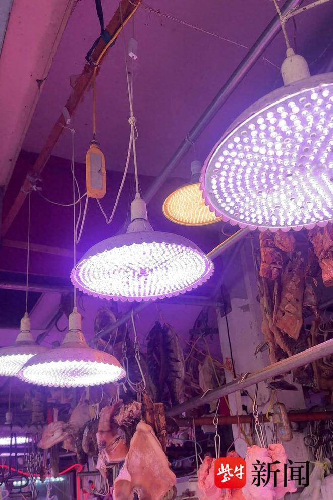 “失控的‘生鲜灯’:扬子晚报记者曝光肉铺乱象,翌日七家店铺全面整改”