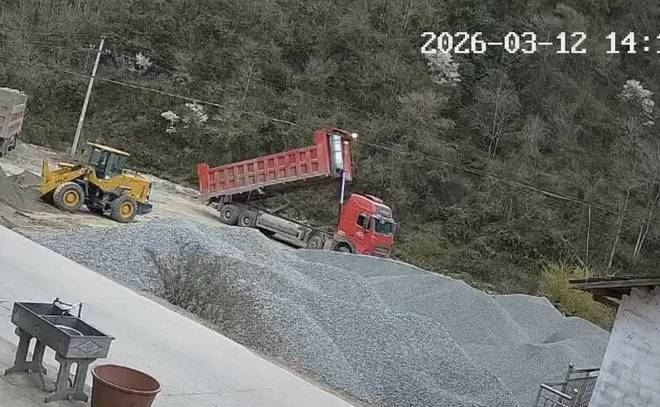 51岁货车司机砂石场作业时不幸触电身亡，家属指认现场缺乏安全警示