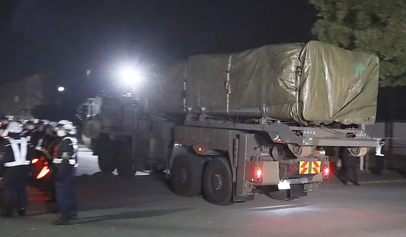 △当地时间3月9日,一辆搭载远程导弹发射器的日本陆上自卫队车辆抵达健军驻屯地。