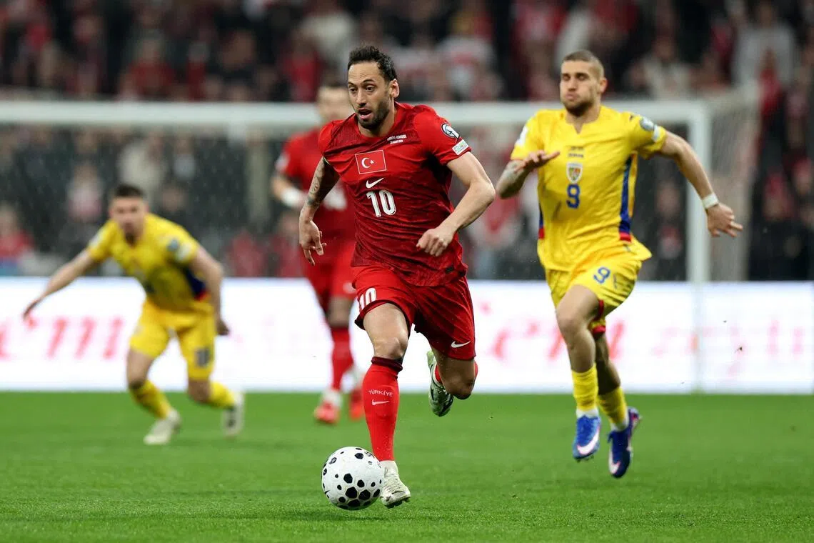 土耳其队长恰尔汗奥卢（红衣）是球队后腰位置的定海神针，他此前遭遇长达一个半月的伤病，但在上场比赛首发出场，此役有望继续首发。（路透社）