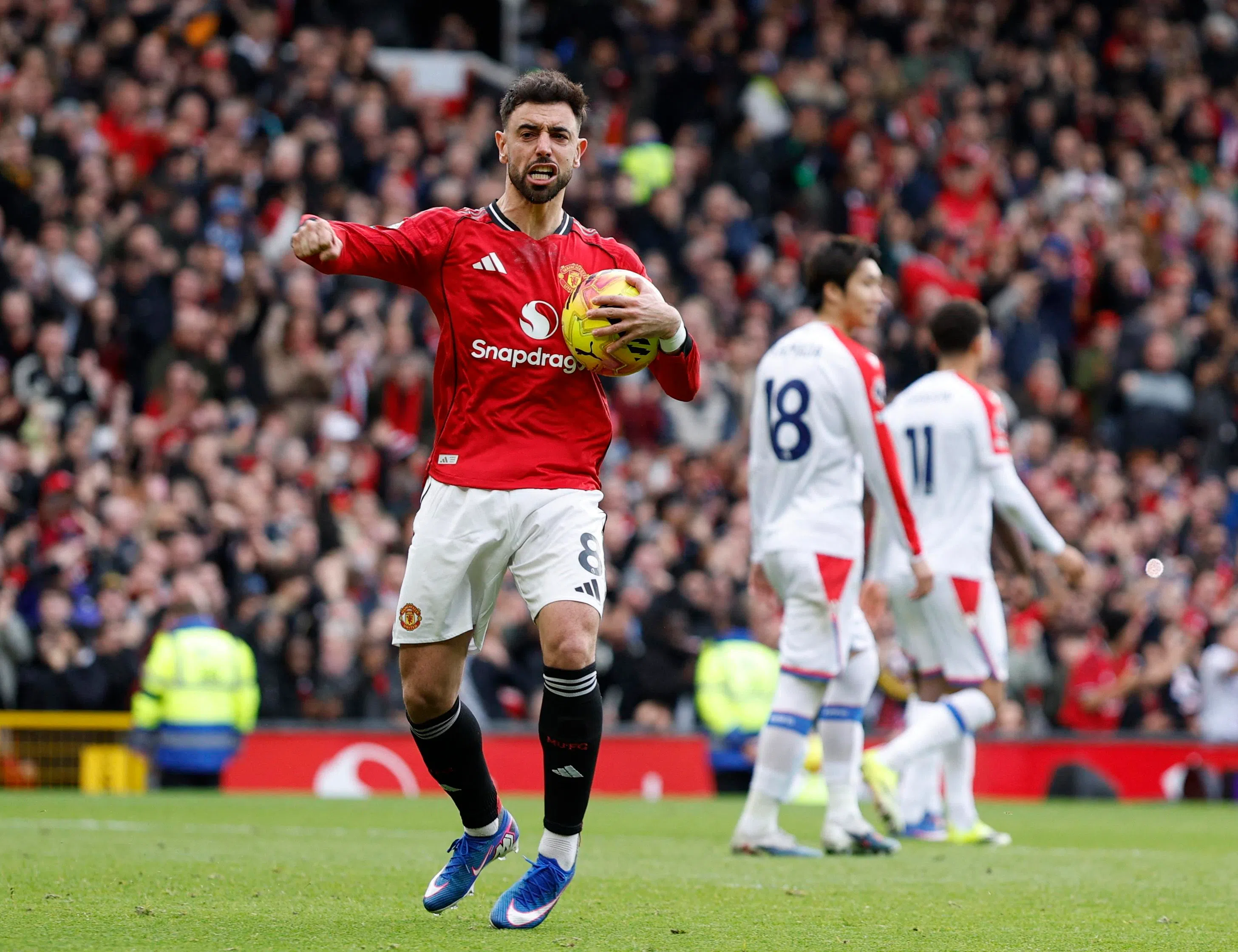 曼联中场核心费尔南德斯（红衣）本赛季状态火热，在25场英超比赛攻入七球并贡献13记助攻。（路透社）