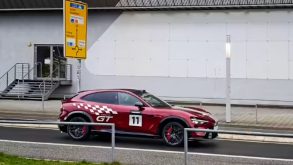 小米YU7 GT无伪装实车曝光,正在纽北赛道进行测试