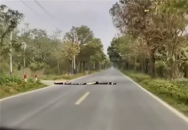 何小鹏回应4个小孩横躺马路:第二代VLA识别后减速 否则不堪设想