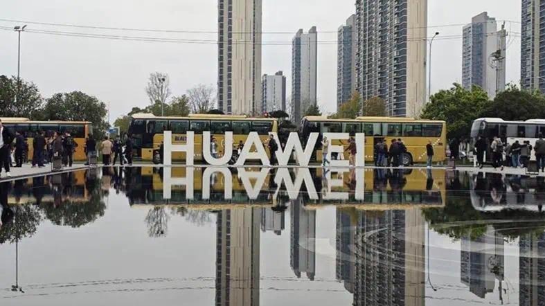 9车齐发，余承东缺席，鸿蒙还缺五个“汪峰”