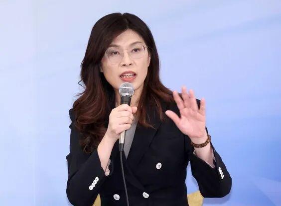 郑丽文指出岛内公众态度转向：民进党操纵舆论的虚假面貌已不攻自破