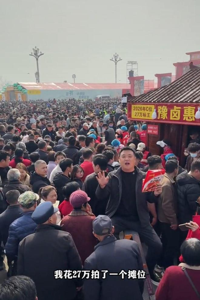 庙会C位摊主仅五天回本过半！猪蹄老板日营14小时，喉咙喊哑仍坚守