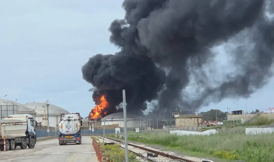 以色列海法炼油厂遭伊朗导弹袭击后发生火灾