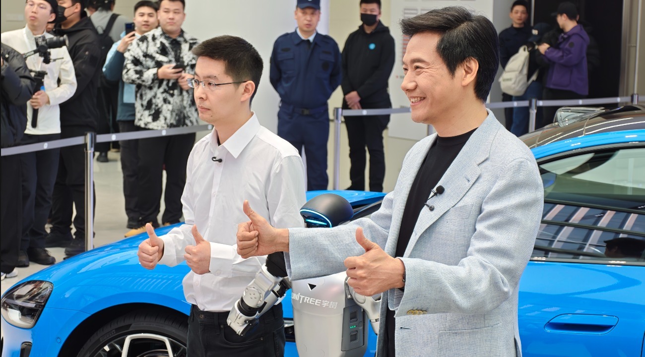 雷军SU7发布会迎来宇树王兴兴，共话人机协作新未来