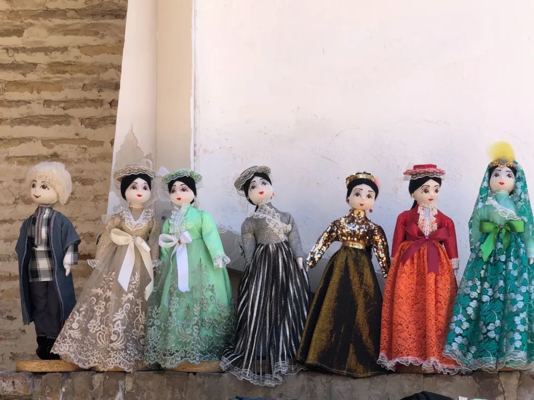 △布哈拉珠宝圆顶市场(Toki Zargaron)街边售卖的人偶