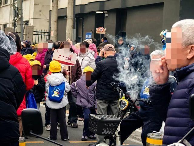 家长们校门口违规吸烟引争议，孩子被迫在烟雾中前行