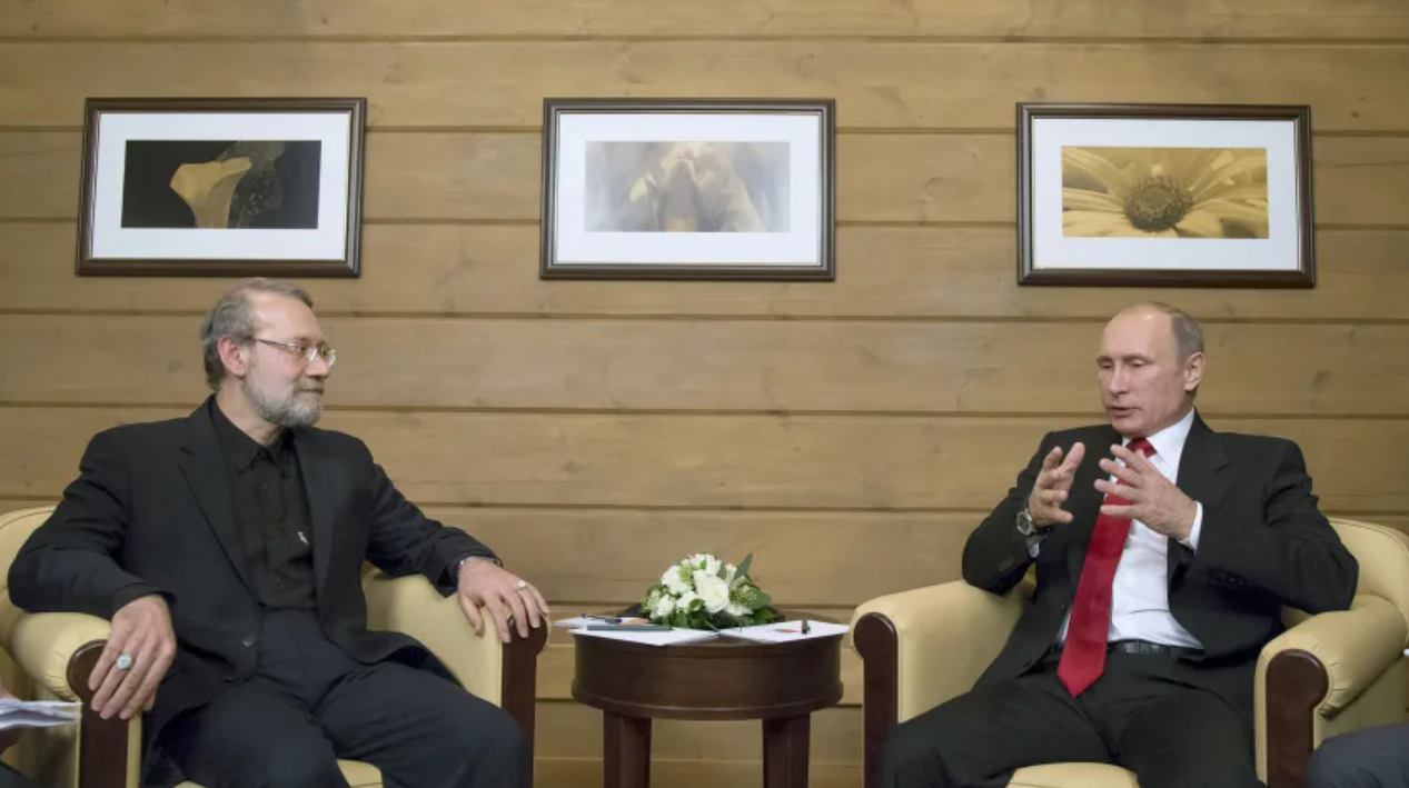 拉里贾尼曾是伊朗政权的重要国际代表和谈判代表。图为拉里贾尼与俄罗斯总统弗拉基米尔·普京于2015年在俄罗斯索契会晤。