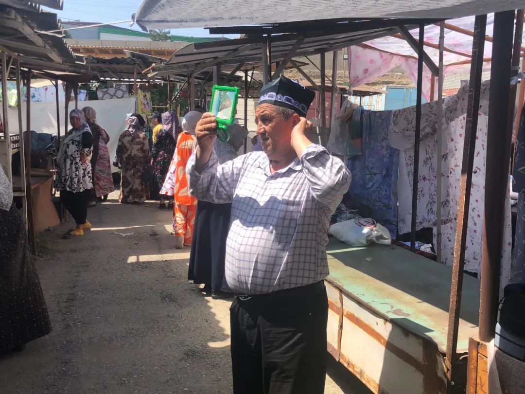 △贾洪巴扎里买帽子的乌兹别克大爷