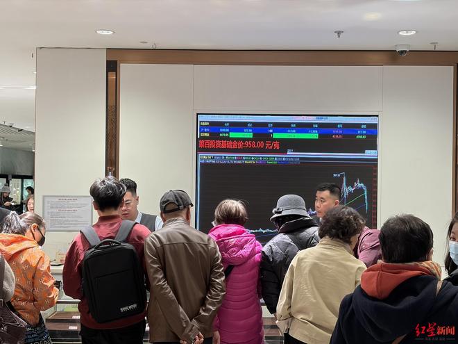 黄金市场遭遇暴跌 北京金店顾客抢购金条导致库存告急