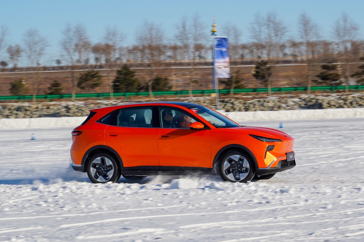 奔腾B70黑骑士挑战极寒 悦享冰雪驾控乐趣